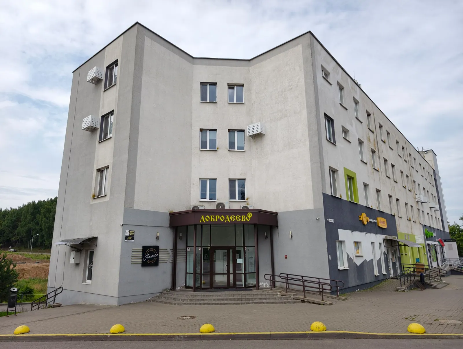 Здание бизнес-центра «Добродеево» в Тарасово, где находится клиника Гуру
